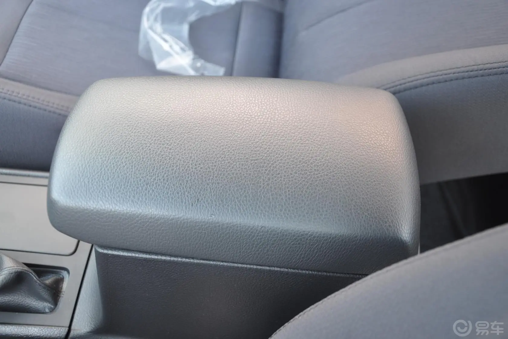 众泰Z3001.5L 手动 舒适型前排中央扶手箱