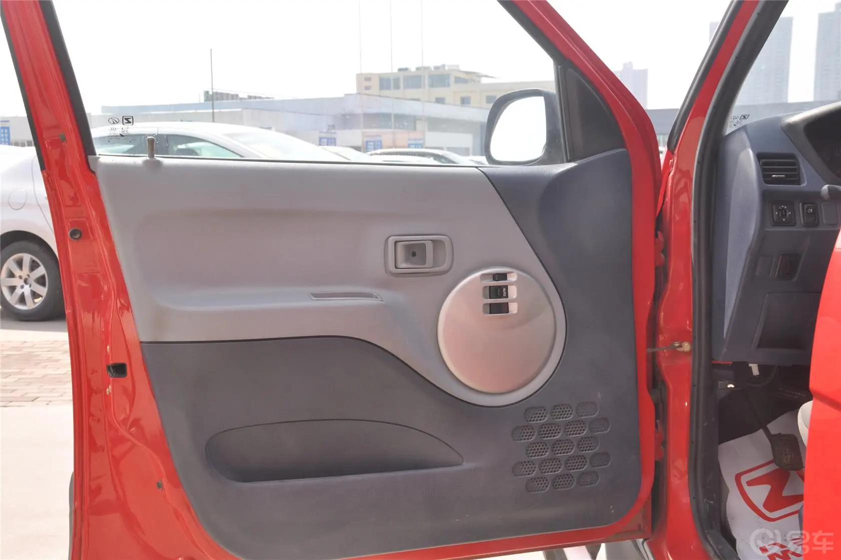 众泰20081.3L 手动 标准型驾驶员侧车门内门板