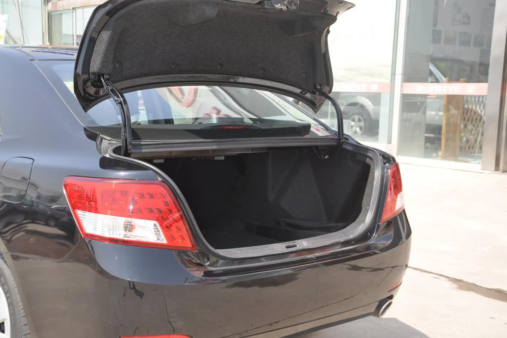 众泰Z3001.5L 手动 舒适型行李厢开口范围
