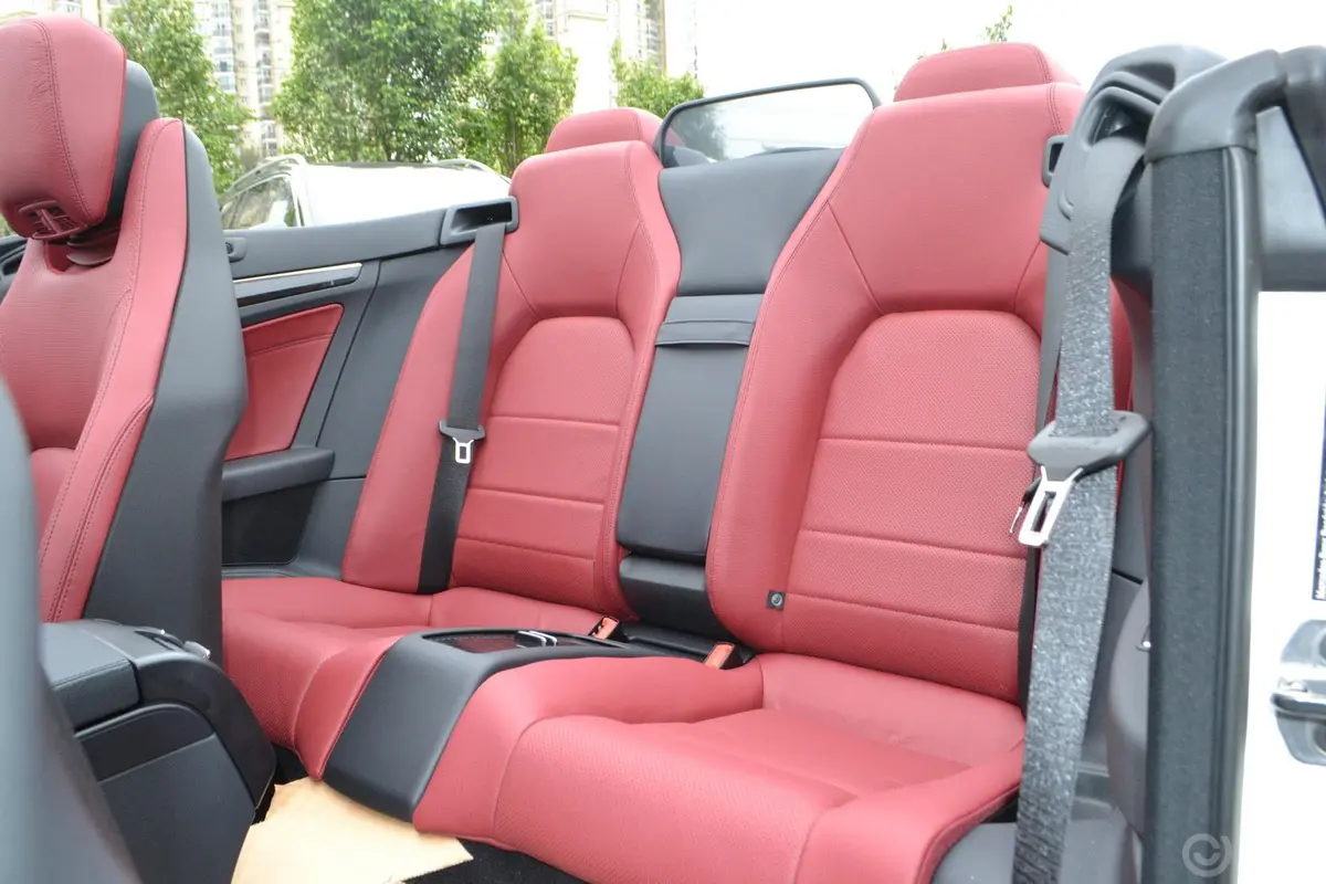 奔驰E级(进口)E260 Coupe 敞篷版后排座椅