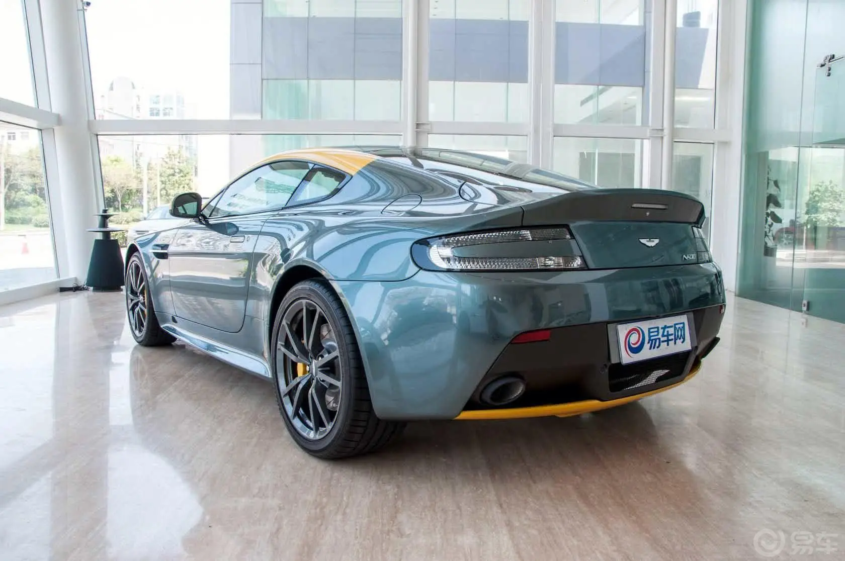 V8 Vantage4.7L Coupe侧后45度车头向左水平