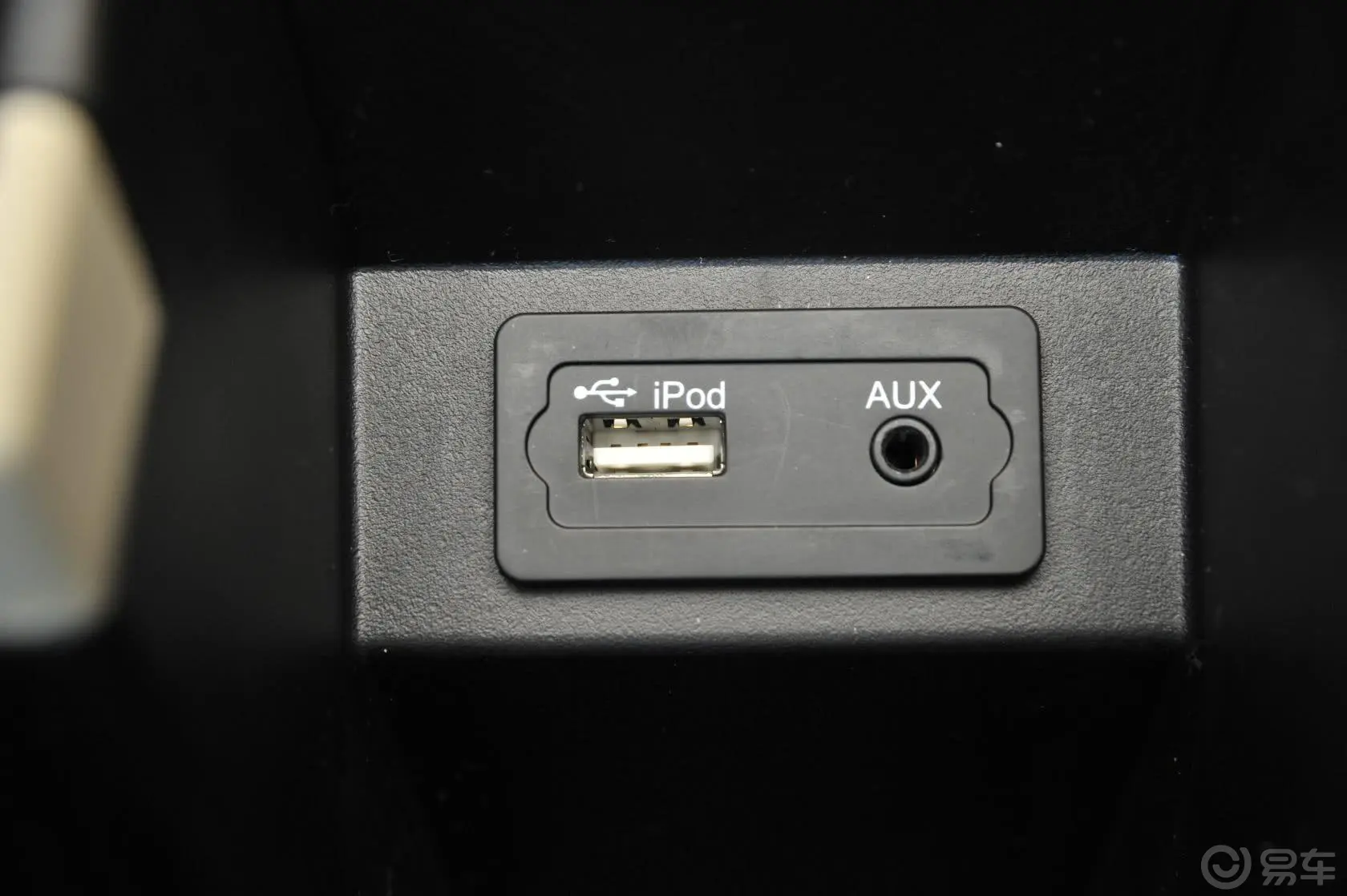艾瑞泽71.6L CVT 致尊版USB接口