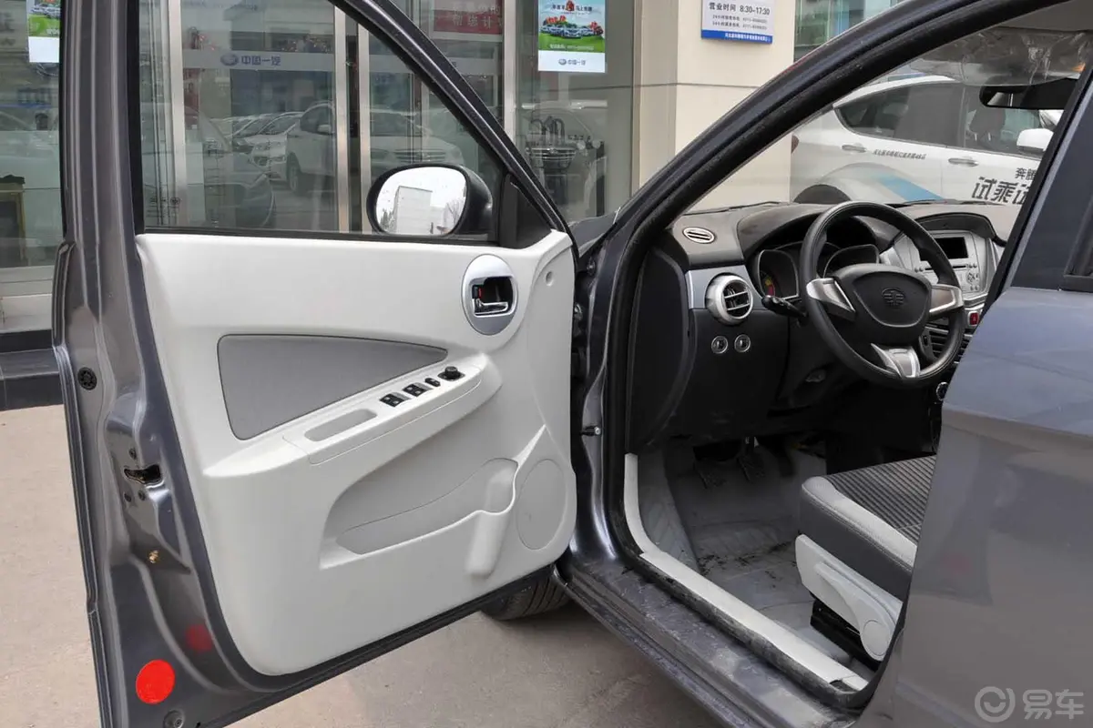 欧朗两厢 1.5L 手动 舒适型驾驶员侧车门内门板