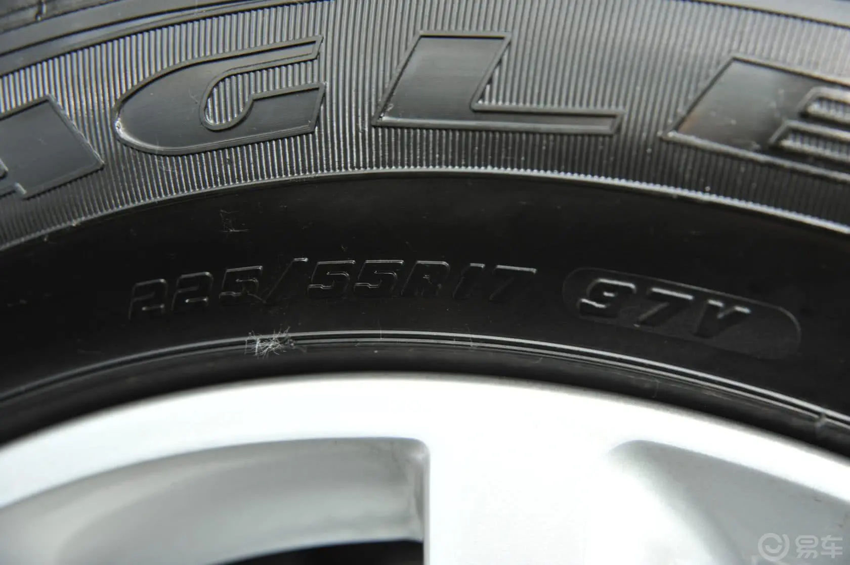 雪铁龙C52.3L 自动 尊贵型轮胎规格
