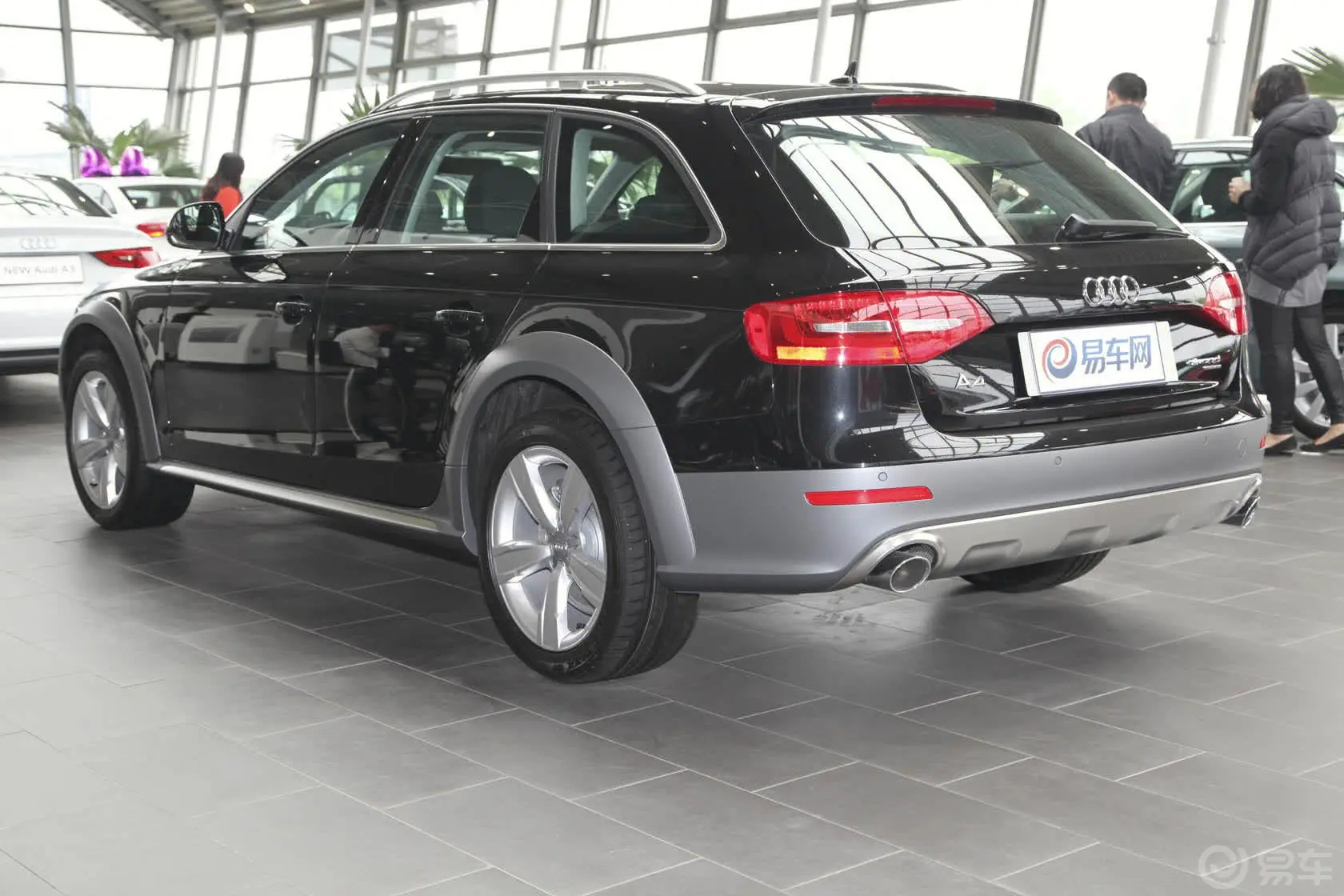 奥迪A4(进口)40TFSI allroad quattro侧后45度车头向左水平