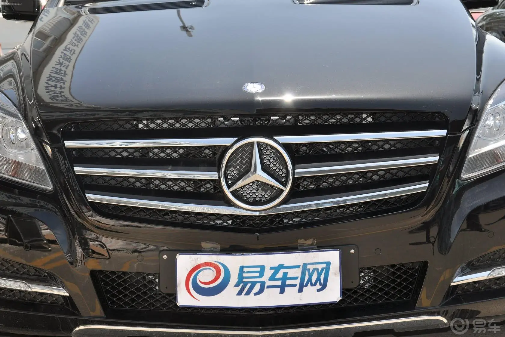 奔驰R级R 320 4MATIC  豪华型前格栅侧俯拍