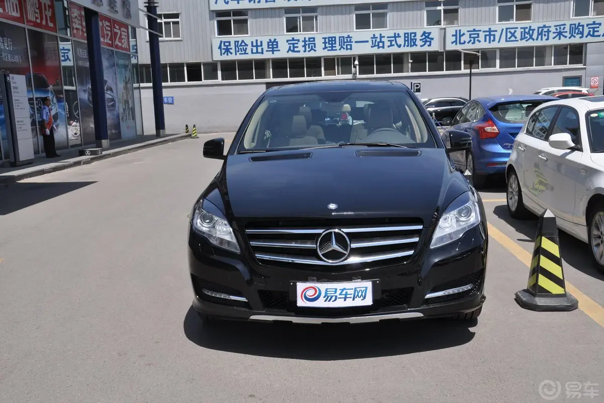 奔驰R级R 320 4MATIC  豪华型正前水平