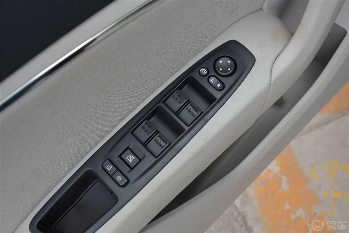 奔腾B901.8T 自动 舒适型车窗升降键