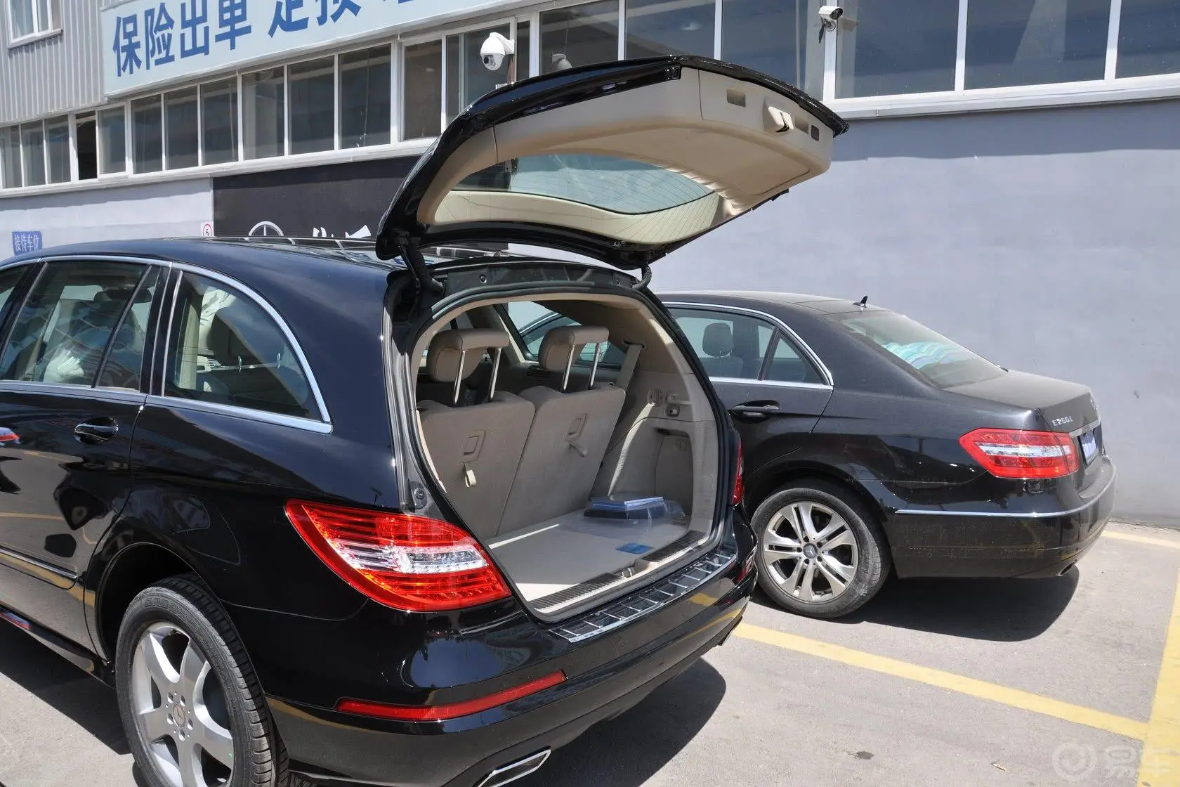 奔驰R级R 320 4MATIC  豪华型行李厢开口范围