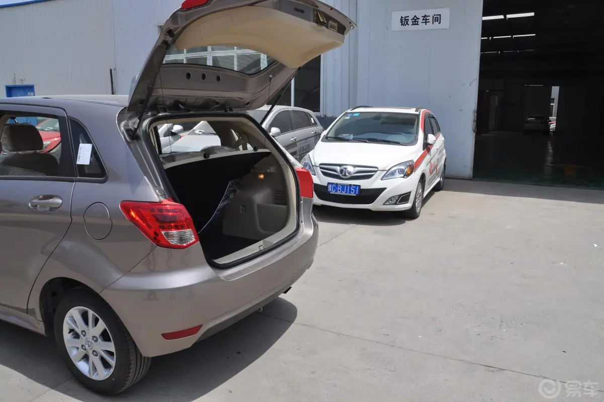 北京汽车E系列两厢 1.5L 乐天自动版行李厢开口范围
