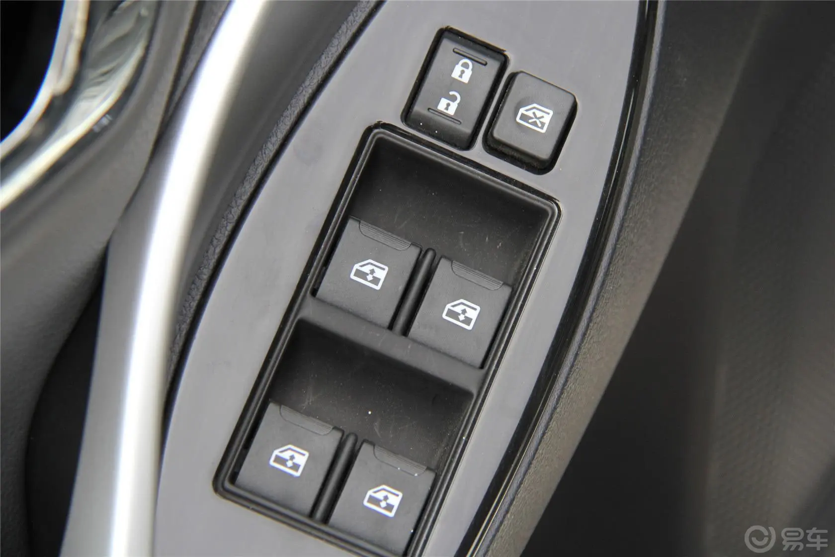 众泰Z300新视界版 1.5L 手动 时尚型车窗升降键