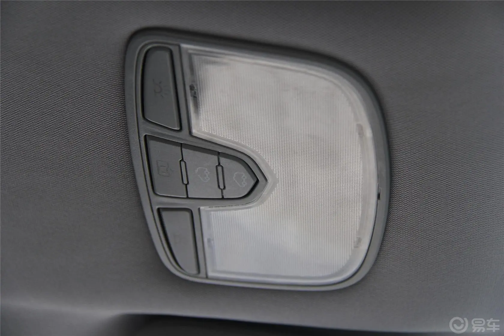 众泰Z300新视界版 1.5L 手动 时尚型前排车顶中央控制区