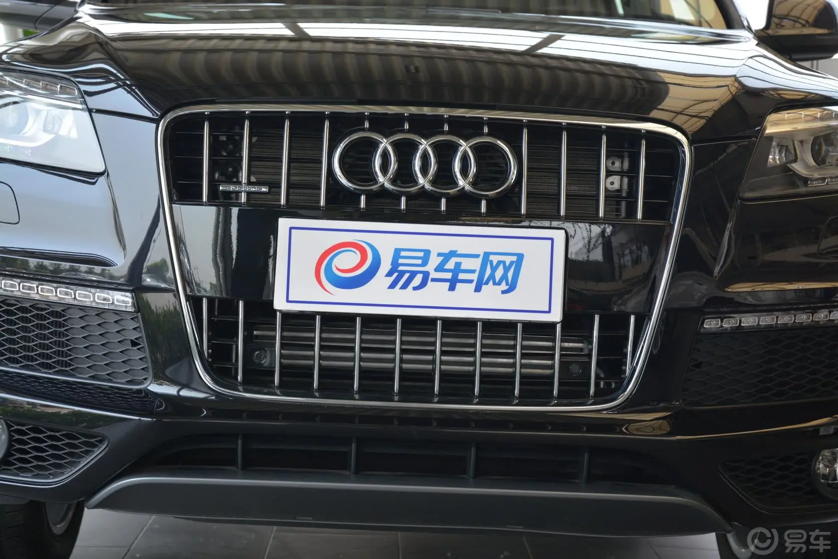 奥迪Q735 TFSI quattro 运动型前格栅侧俯拍