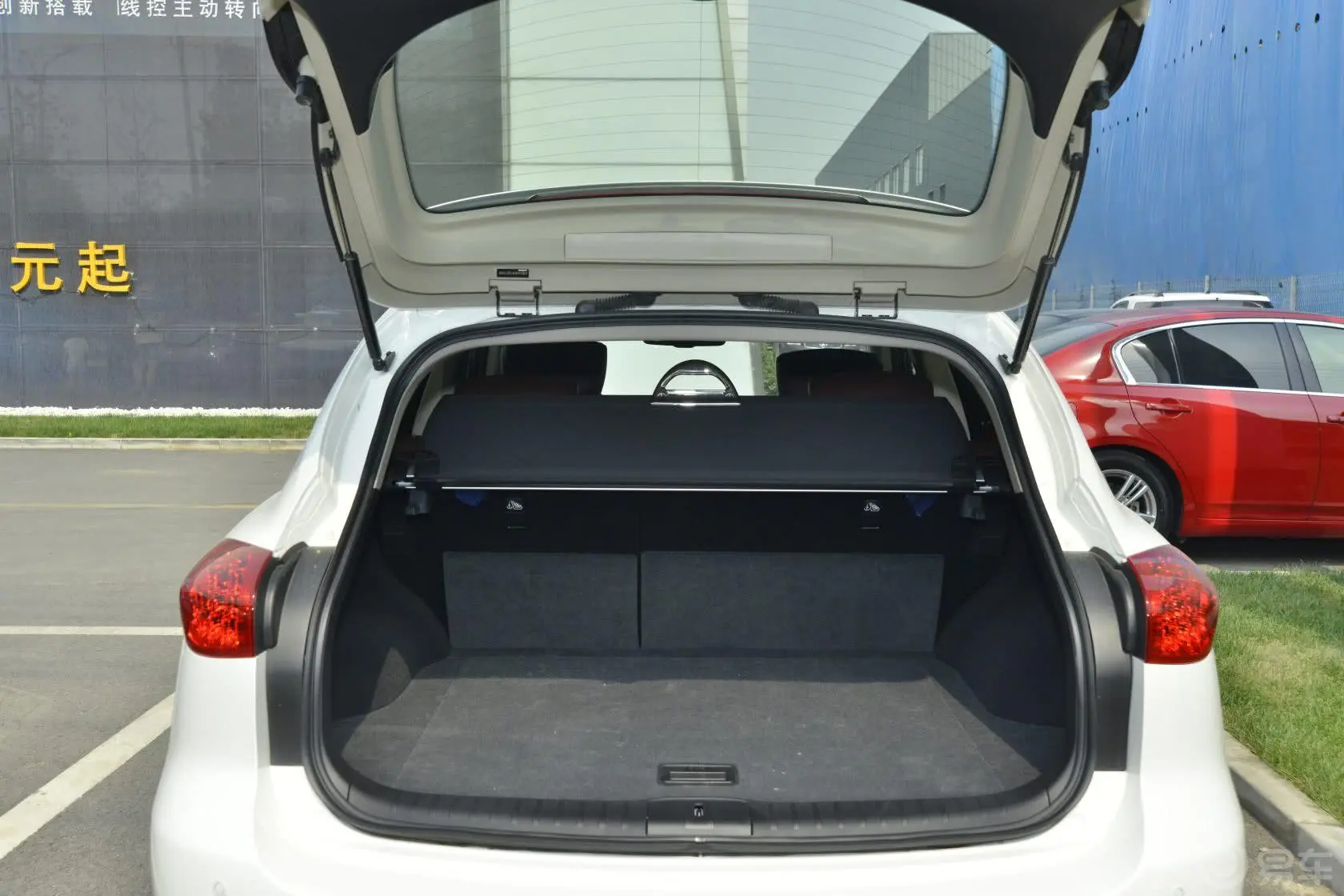英菲尼迪QX50(进口)2.5L 自动 两驱 优雅版行李箱空间