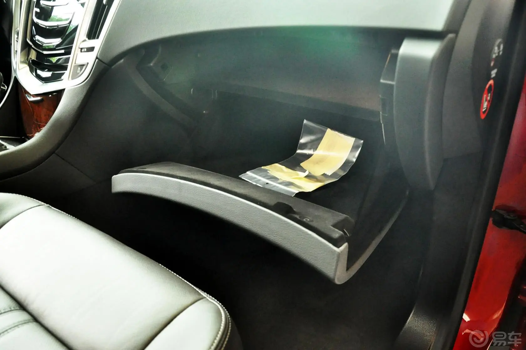 凯迪拉克SRX3.6L 手自一体 旗舰型驾驶员门储物盒