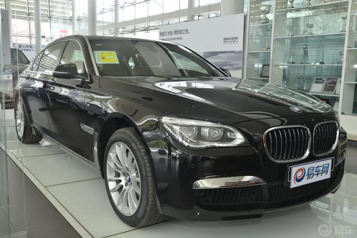 宝马7系740Li xDrive 马年限量版侧前45度车头向右水平