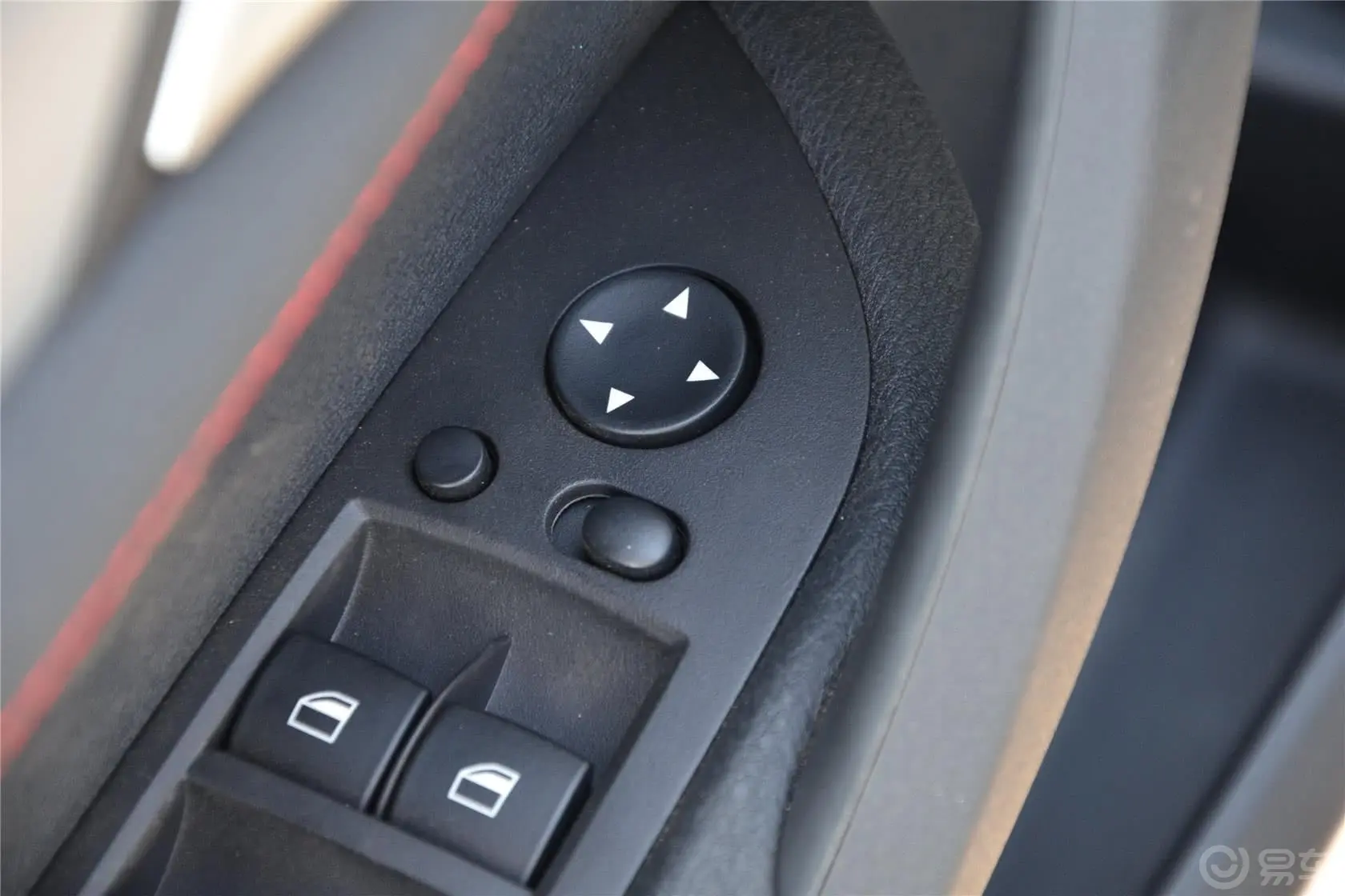 宝马X1xDrive20i 运动设计套装外后视镜控制键