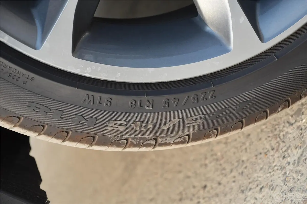 宝马X1xDrive20i 运动设计套装轮胎规格