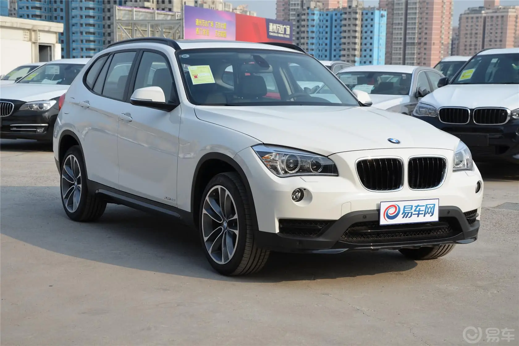 宝马X1xDrive20i 运动设计套装侧前45度车头向右水平