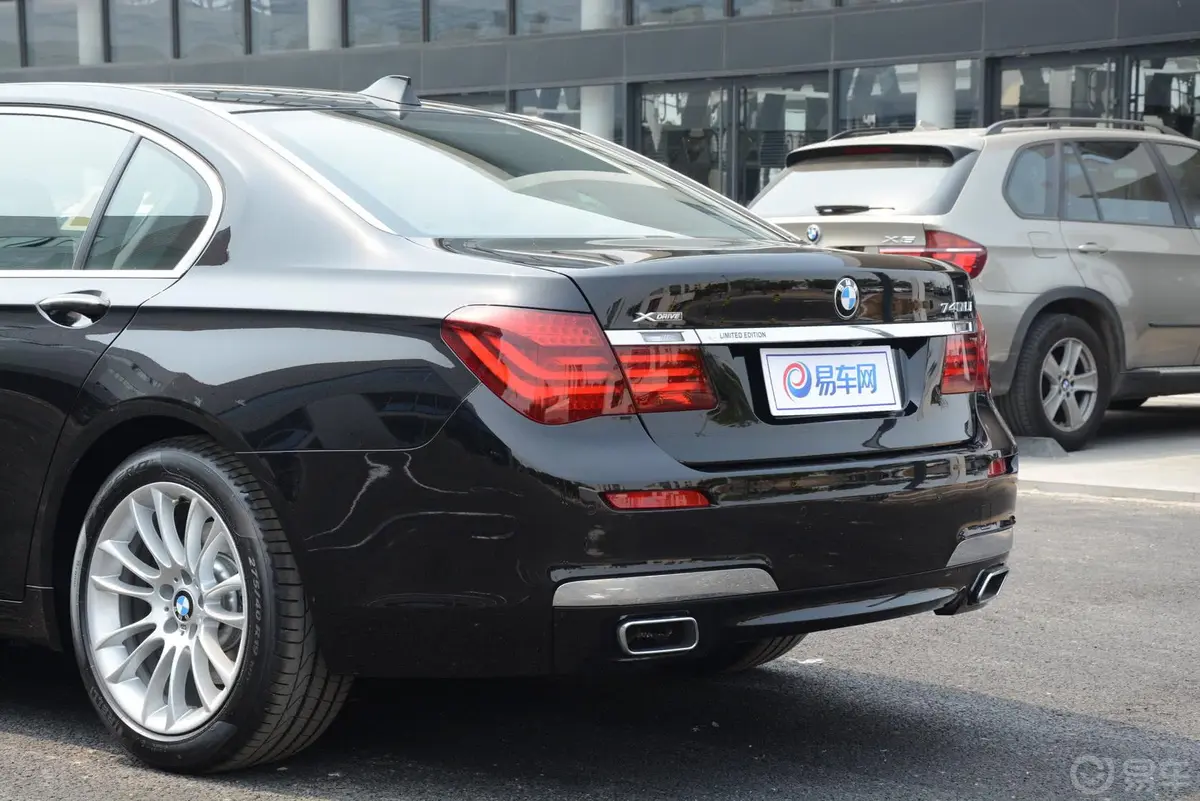 宝马7系740Li xDrive 马年限量版车尾局部