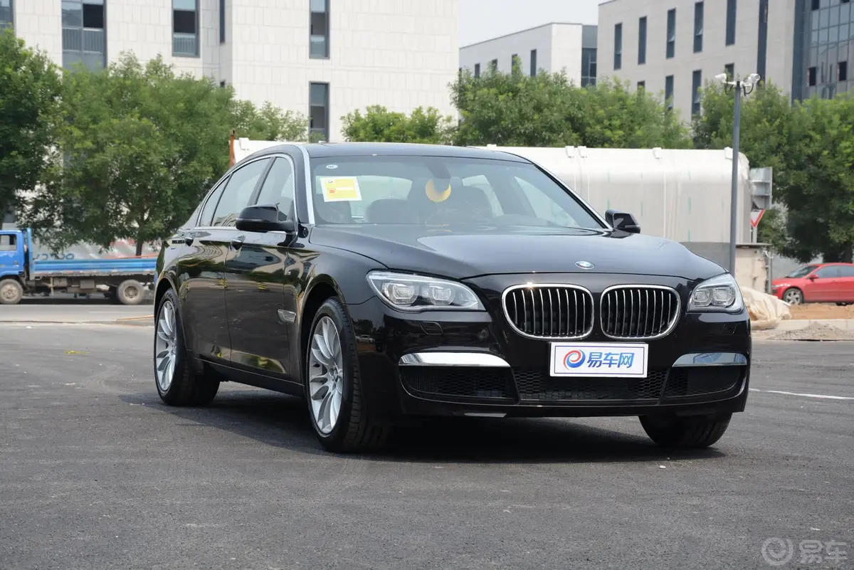 宝马7系740Li xDrive 马年限量版侧前45度车头向右水平