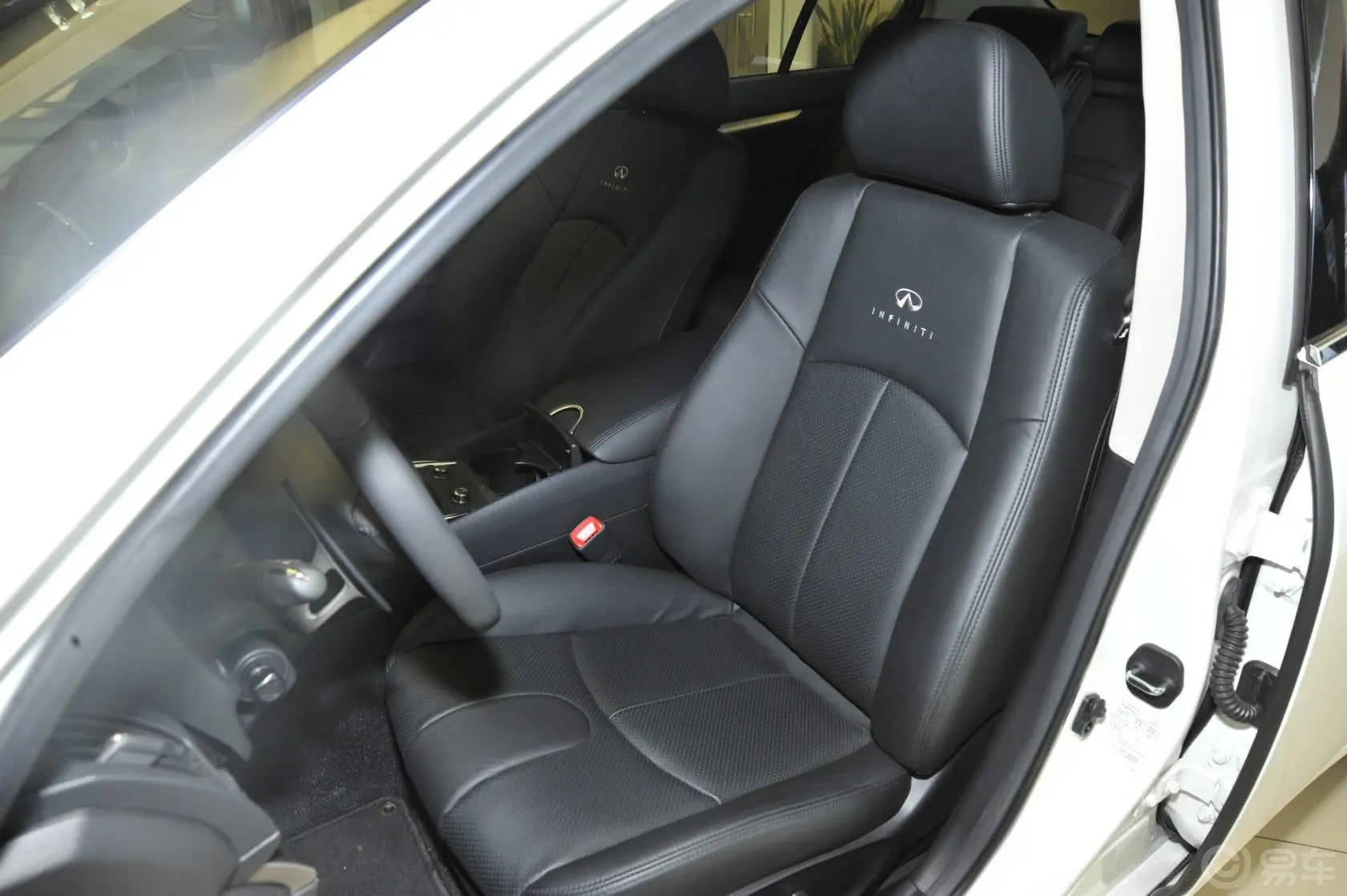 英菲尼迪G系25 Sedan 豪华运动版驾驶员座椅
