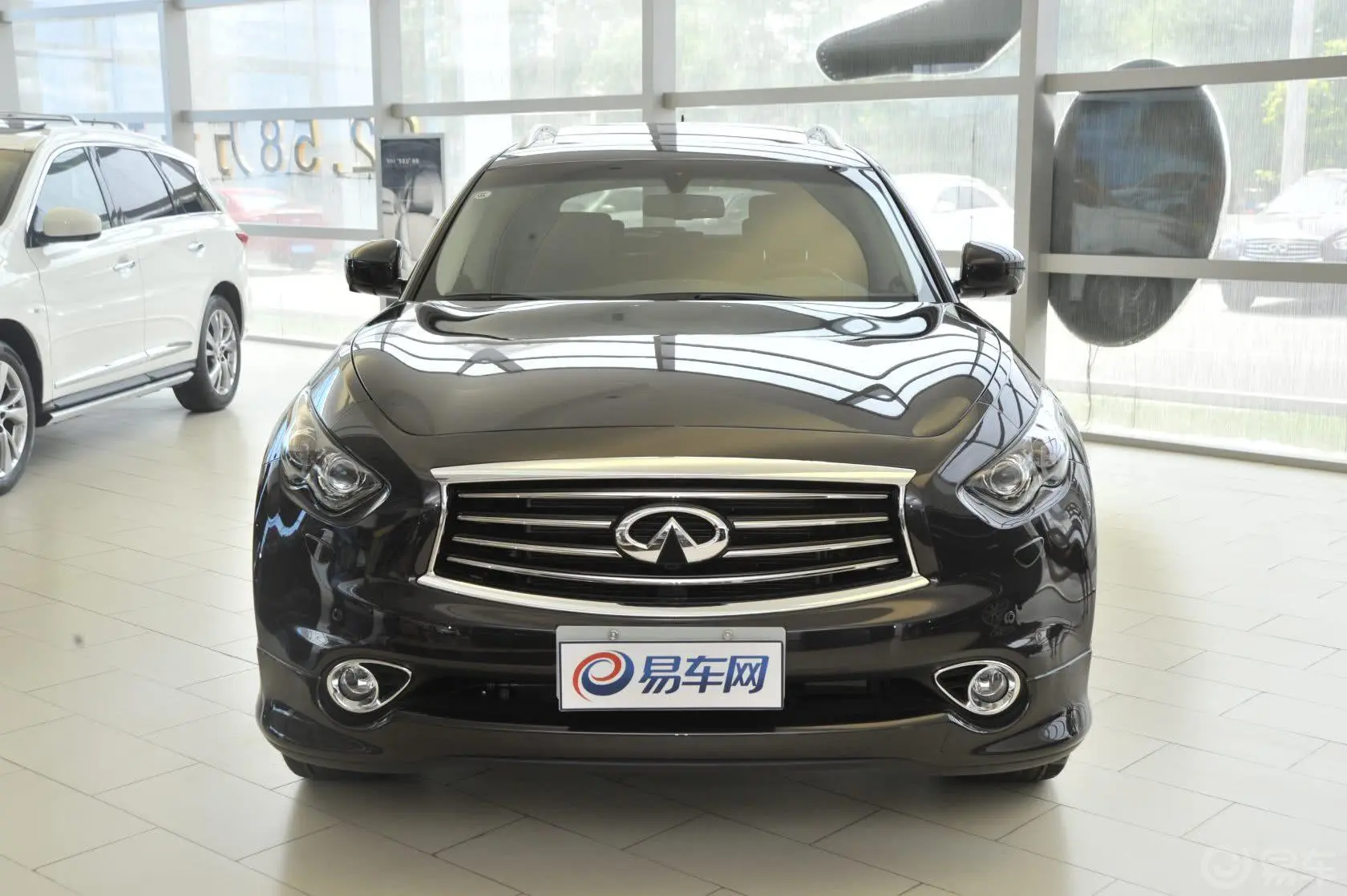 英菲尼迪QX703.7L 手自一体 超越版正前水平