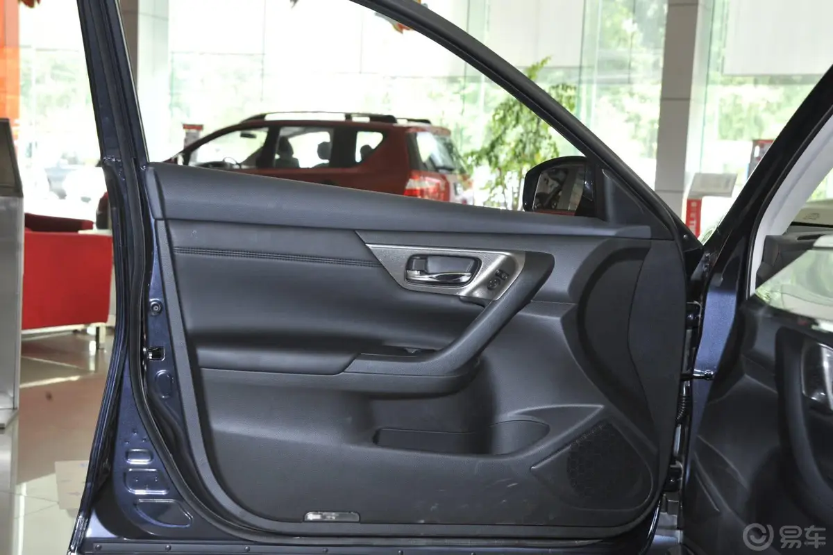 天籁2.0XL 舒适版驾驶员侧车门内门板