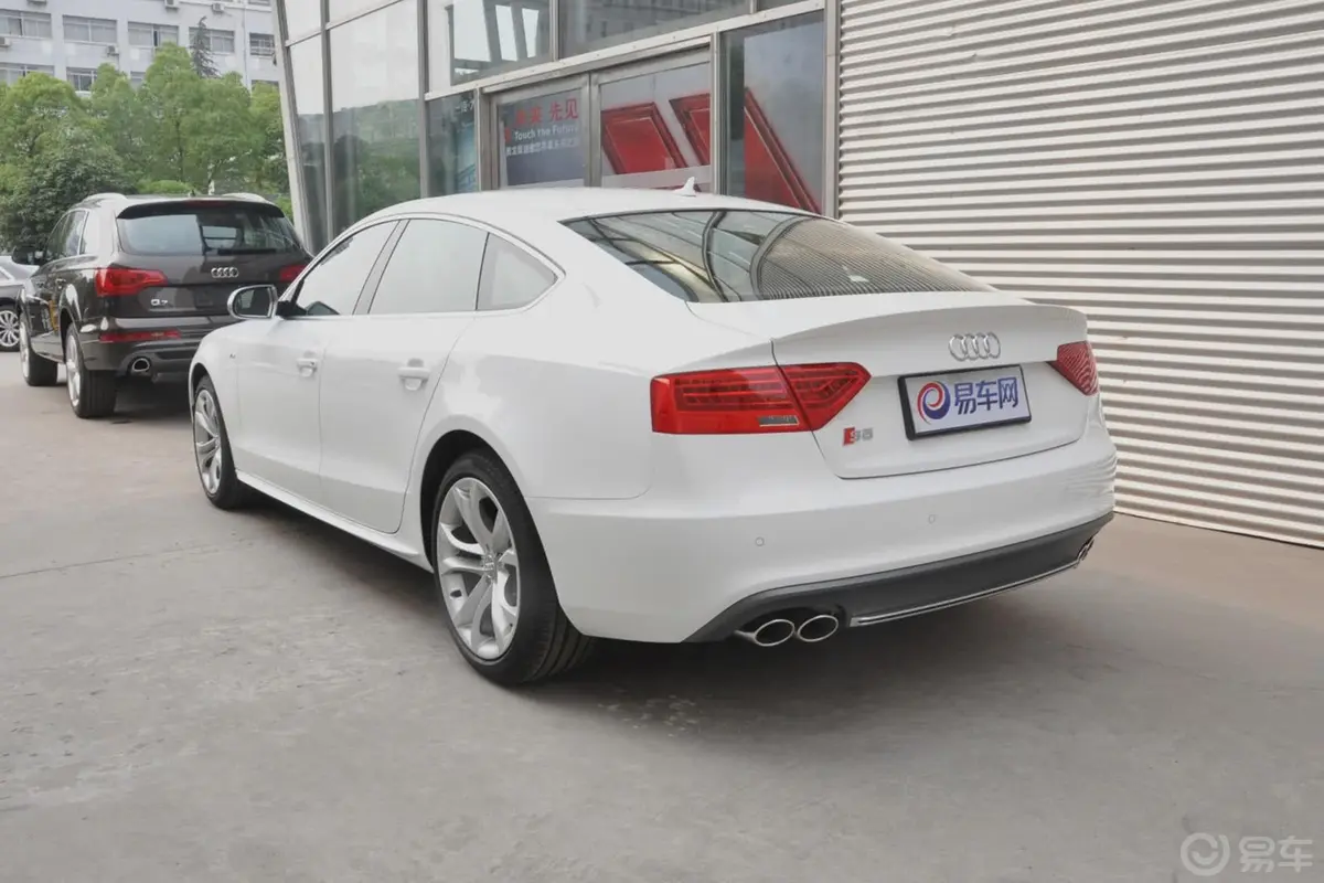 奥迪S5Sportback 3.0T侧后45度车头向左水平