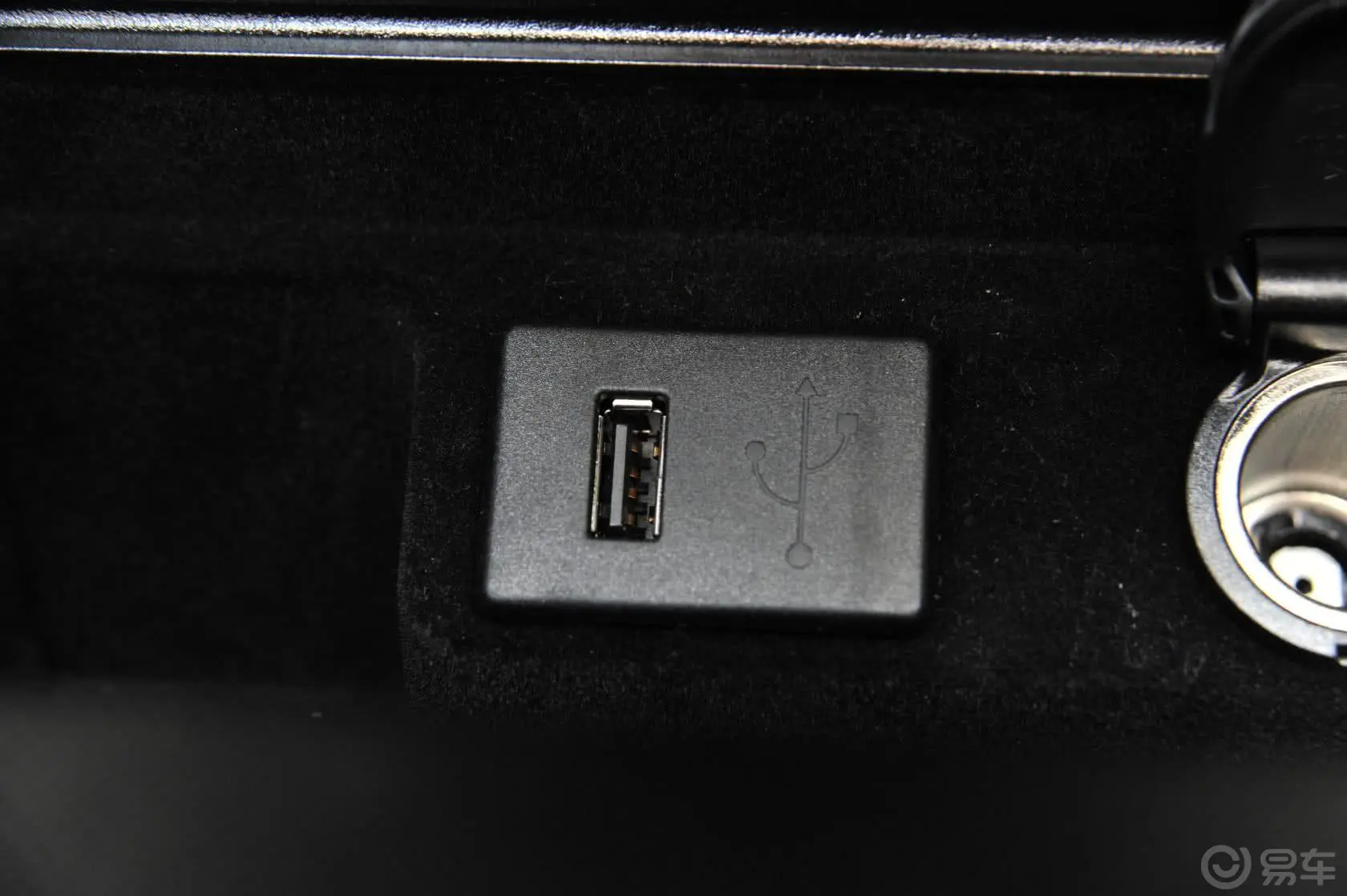 天籁2.0XL 舒适版USB接口