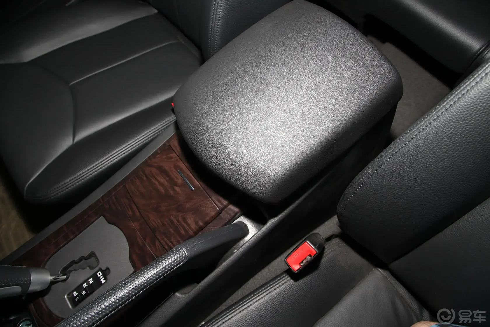 荣威W51.8T 自动 四驱 豪域特装版前排中央扶手箱