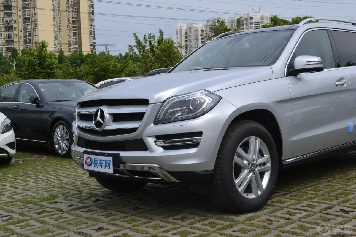 奔驰GL级400 4MATIC 动感型车头局部