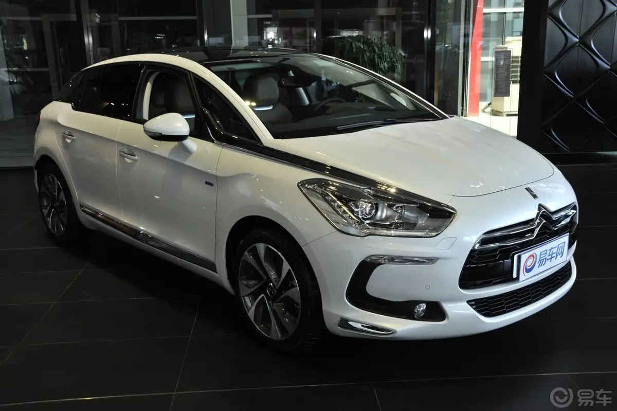 DS 51.6T 手自一体 THP200 尊享版侧前45度车头向右水平