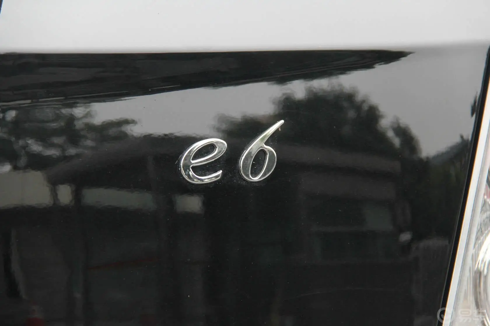比亚迪e6先行者 尊贵版尾标