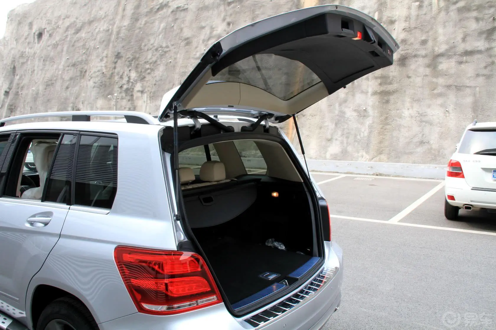 奔驰GLK级GLK 300 3.0L 自动 时尚型行李厢开口范围