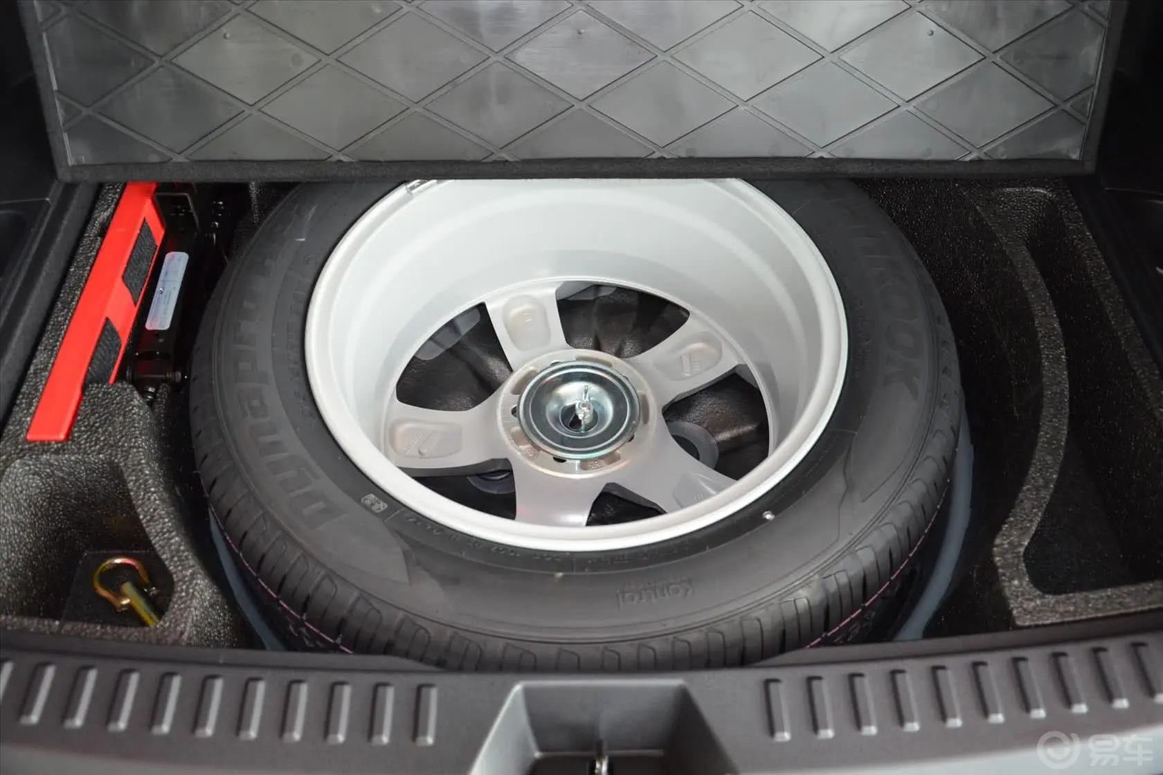 奔腾X802.0L 自动 舒适型备胎