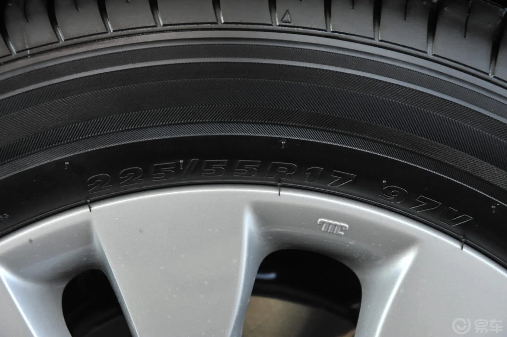 雅尊2.4L 自动 豪华版轮胎规格