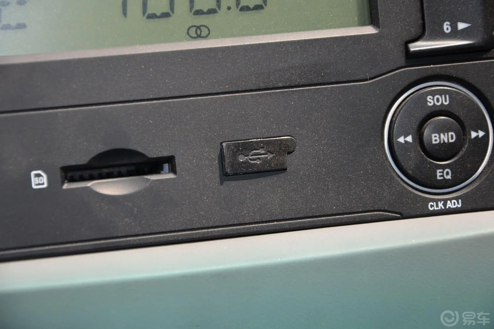 御风领运版3.0T 短轴中顶 厢货车USB接口