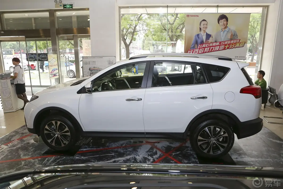 RAV4荣放2.5L 手自一体 尊贵版正侧车头向左水平