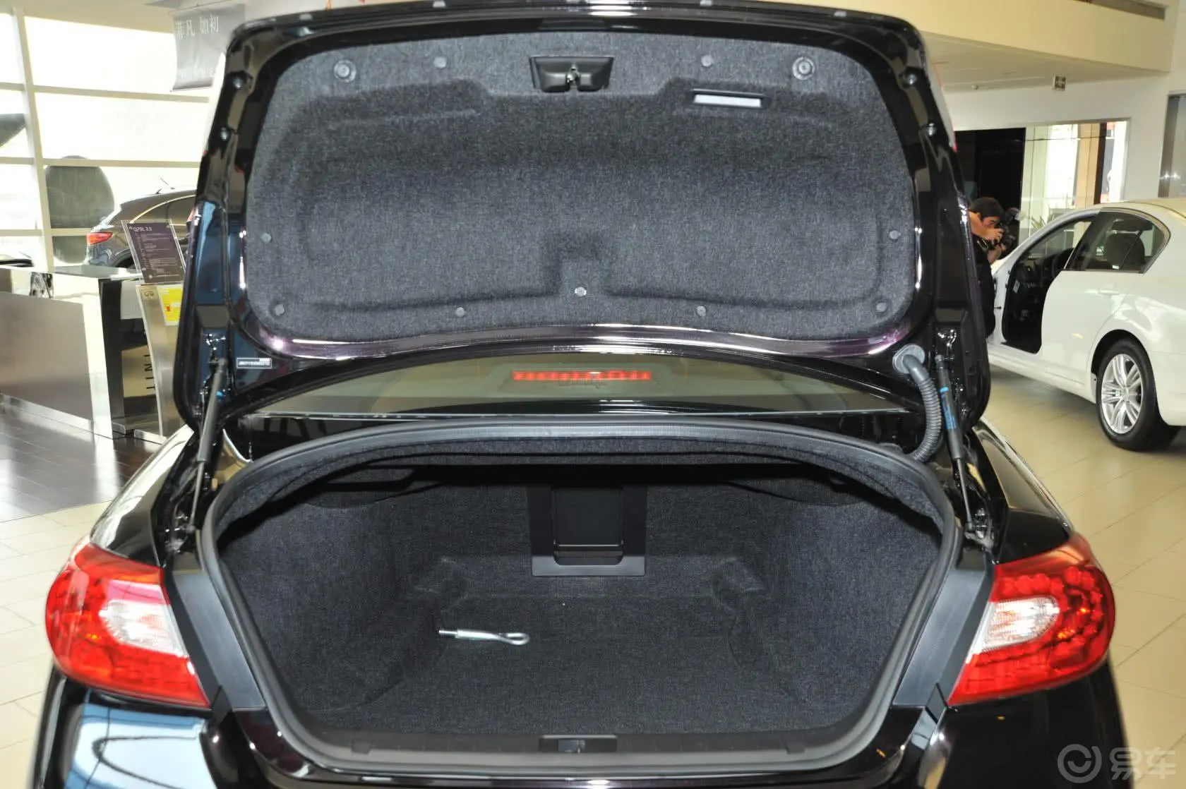 英菲尼迪Q70L2.5L 手自一体 舒适版行李箱空间