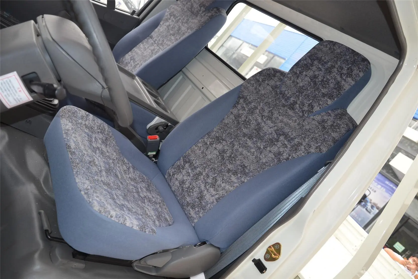 奥铃TXTX 2.8L(85kw)(轴距3360)单排驾驶员座椅