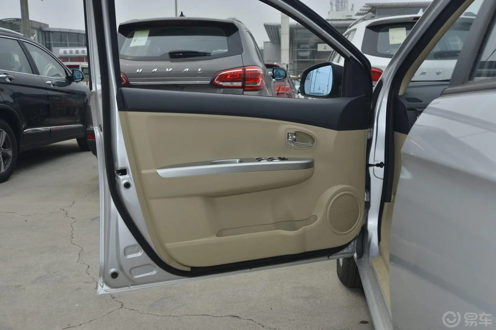 长城C301.5L CVT 舒适型驾驶员侧车门内门板