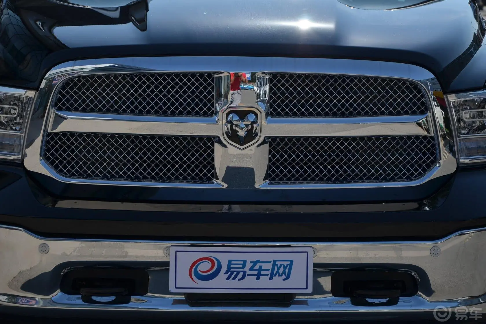 RAM Trucks皮卡RAM1500 5.7L 自动前格栅侧俯拍