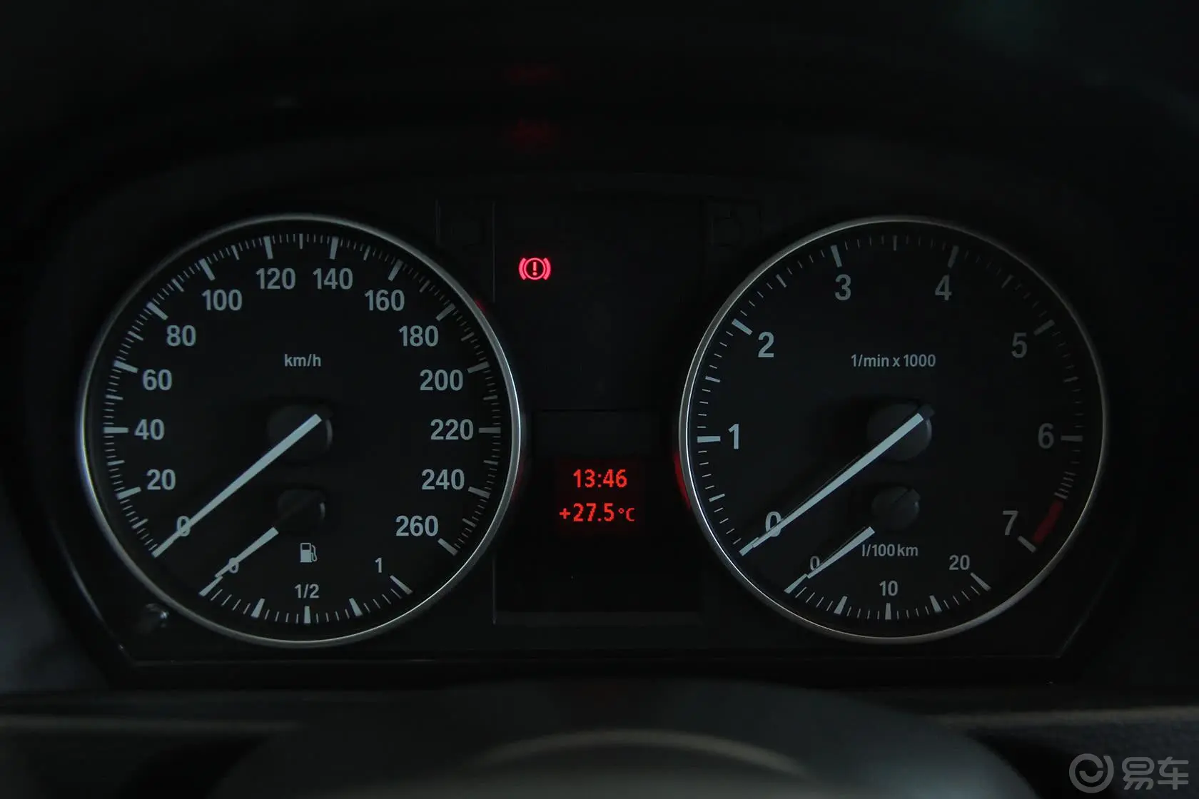 宝马X1sDrive18i 领先型仪表盘背光显示