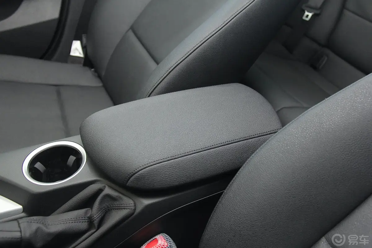 宝马X1sDrive18i 领先型前排中央扶手箱空间