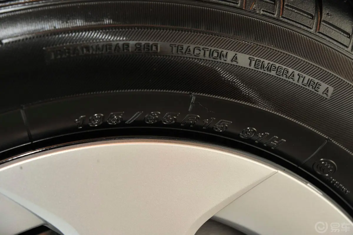 普锐斯1.8L CVT 标准版轮胎规格