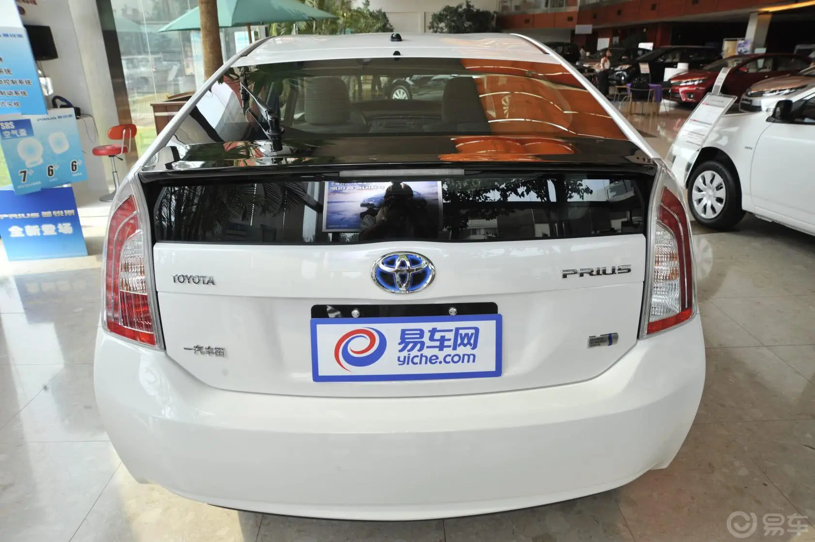 普锐斯1.8L CVT 标准版正后水平