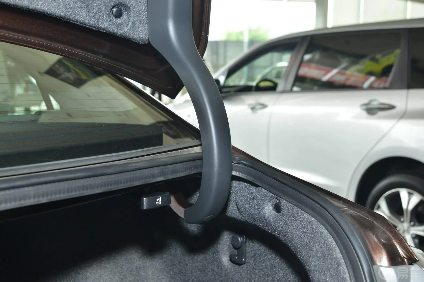 雅阁2.4L LX 舒适版行李厢支撑杆