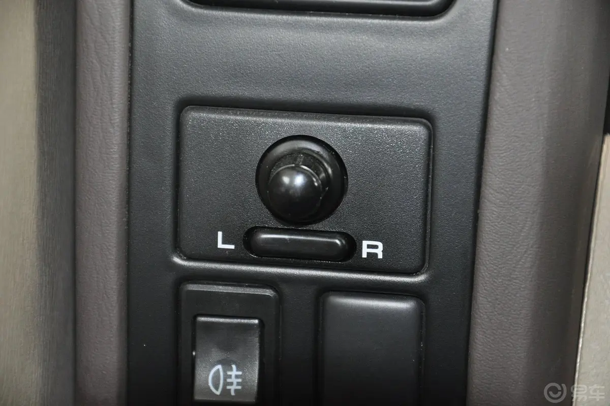 锐骐2WD ZG24汽油标准版 国IV外后视镜控制键