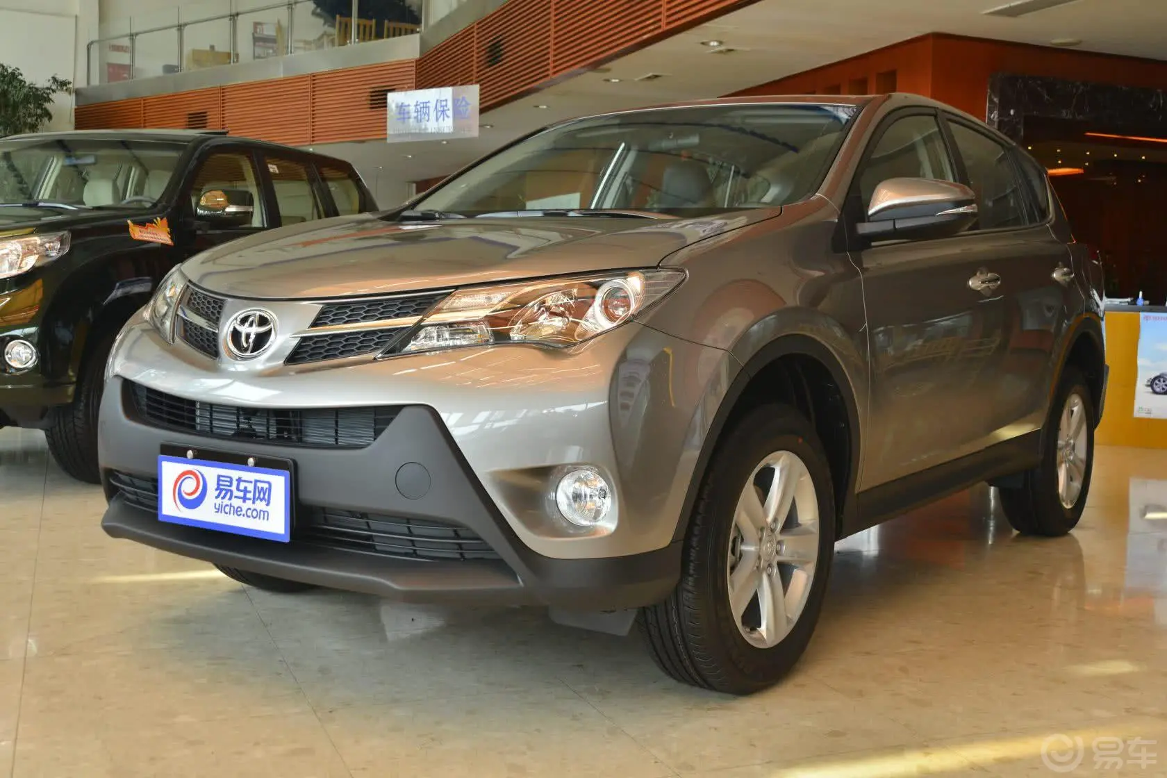 RAV4荣放2.0L CVT 新锐版侧前45度车头向左水平